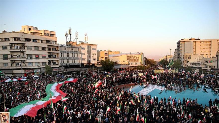 Miles de personas se congregan en Teherán (capital iraní) para defender los ideales de la Revolución Islámica, 25 de septiembre de 2022. (Foto: FARS)