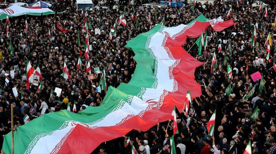 Miles se congregan en Teherán para defender ideales de su revolución