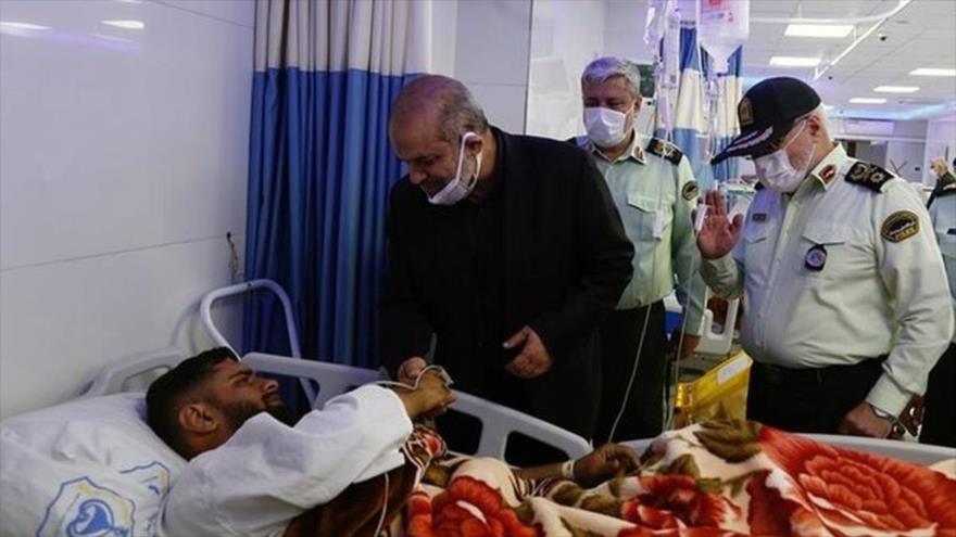 El ministro de Interior de Irán, Ahmad Vahidi, visita a las fuerzas heridas en el hospital, 24 de diciembre de 2022.