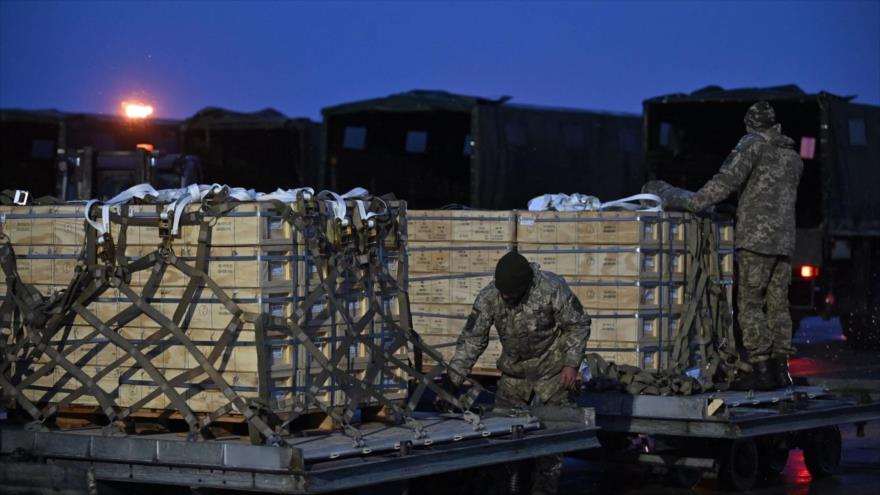 Fuerzas militares de Ucrania descargan un avión que transportaba ayuda militar de EE.UU. en Kiev, 5 de febrero de 2022. (Foto: Getty Images)