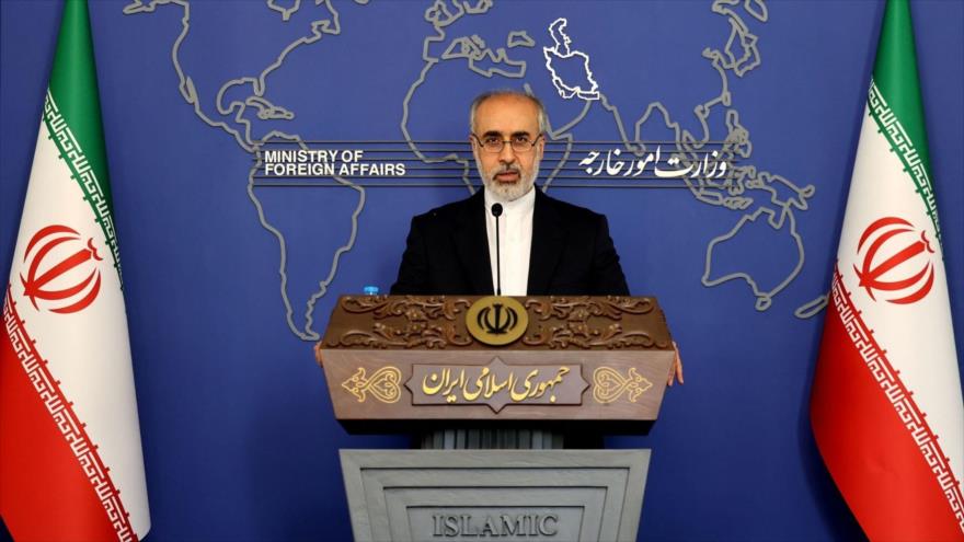 El portavoz del Ministerio de Asuntos Exteriores de Irán, Naser Kanani, habla durante una conferencia de prensa.

