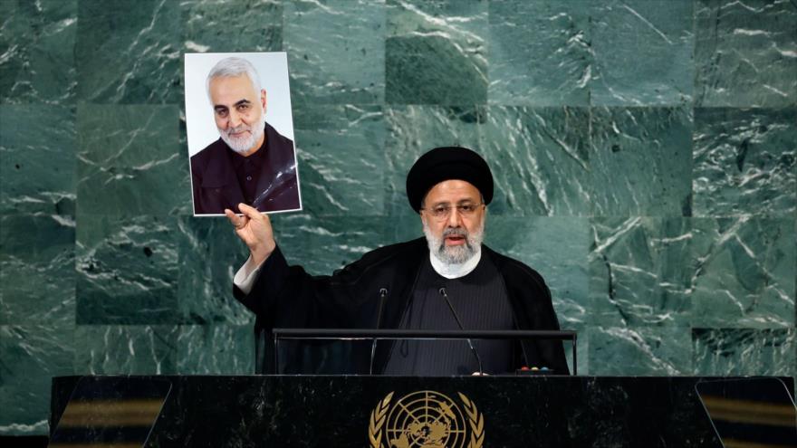 El presidente iraní, Ebrahim Raisi, muestra ante la ONU la foto del general iraní Qasem Soleimani, asesinado por EE.UU., 21 de septiembre de 2022.