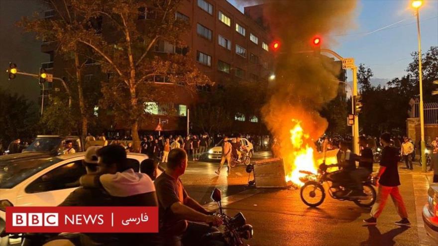 BBC muestra escena de un acto vandálico en una calle en Irán.