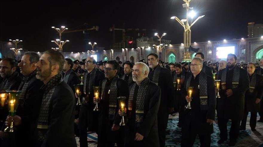 Fieles iraníes participan en una ceremonia de duelo por el aniversario del martirio del Imam Reza (P) en su mausoleo en Mashad, 26 de septiembre de 2022.