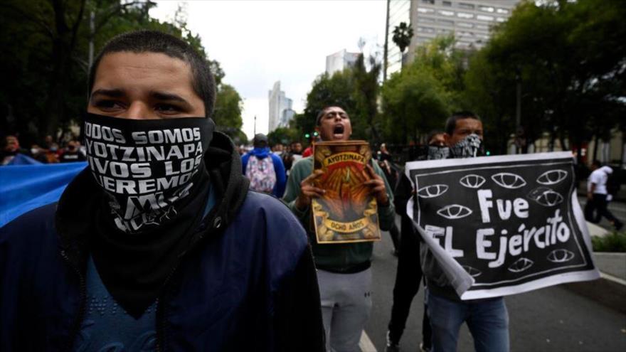 Jóvenes mexicanos gritan consignas en una marcha en la Ciudad de México, 26 de septiembre de 2022. (Foto: AFP)