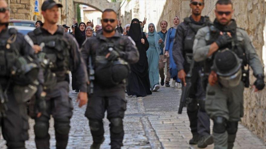 Palestinos protestan contra violaciones de Israel en la entrada del recinto de la Mezquita Al-Aqsa, 27 de septiembre de 2022. (Foto: AFP)