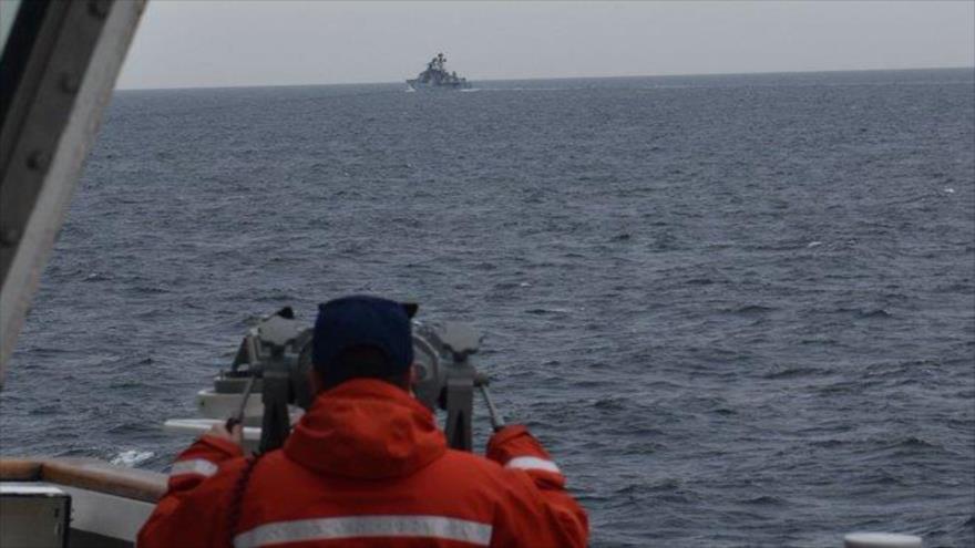 
Un miembro de la Guardia Costera de los EE.UU. observa una embarcación extranjera en el mar de Bering, 19 de septiembre de 2022. (Foto: AP)
