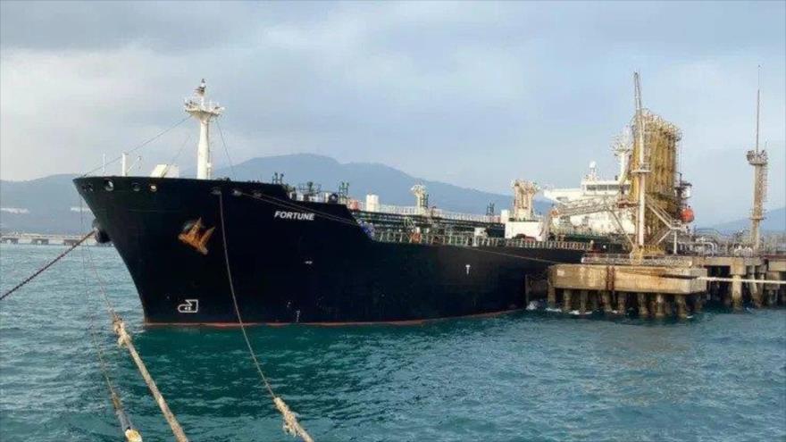 El buque cisterna de combustible con bandera iraní Fortune, atracado en la refinería El Palito en Puerto Cabello, Venezuela, 26 de mayo de 2020.