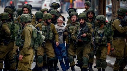 Fuerzas israelíes golpean brutalmente a dos menores palestinos