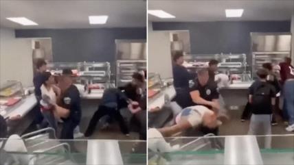 Policía de EEUU agrede brutalmente a un estudiante en una escuela