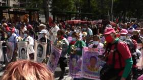 Los padres de Ayotzinapa exigen más respuestas