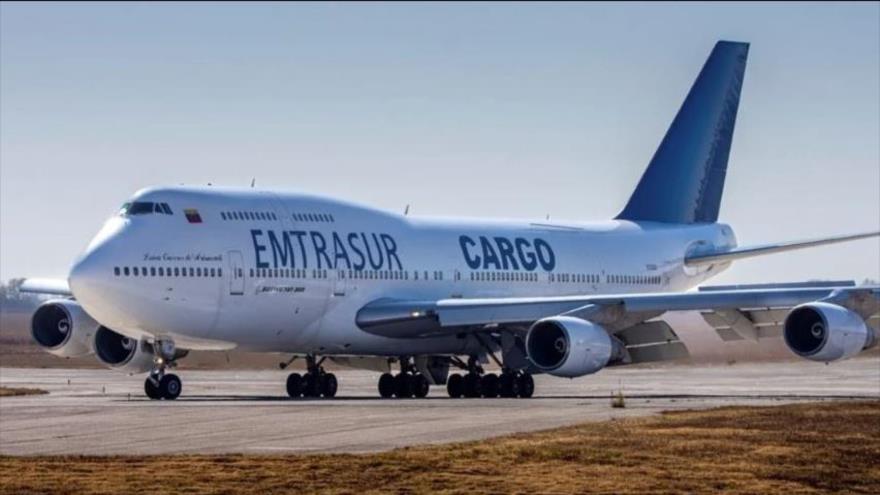 Vista del avión de la empresa Emtrasur en el aeropuerto de Córdoba, en Argentina, 6 de junio de 2022. (Foto: AFP)