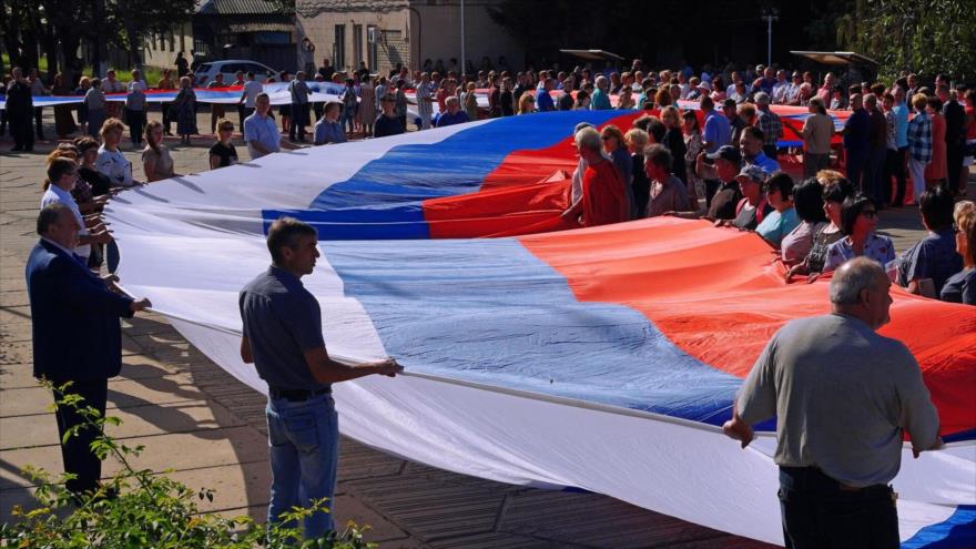 Los ciudadanos de República de Lugansk llevan bandera de Rusia. 