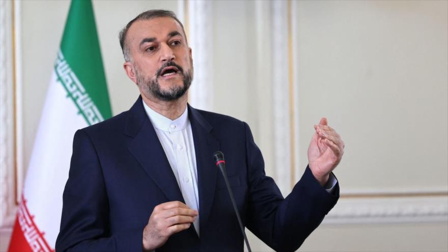 El canciller iraní, Hosein Amir Abdolahian, ofrece una rueda de prensa en Teherán, Irán, 14 de junio de 2022. (Foto: AFP)