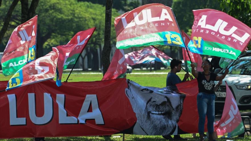 Partidarios de Luiz Inácio Lula da Silva ondean la bandera del candidato en Brasilia, Barasil, 27 de septiembre de 2022. (Foto: AFP)