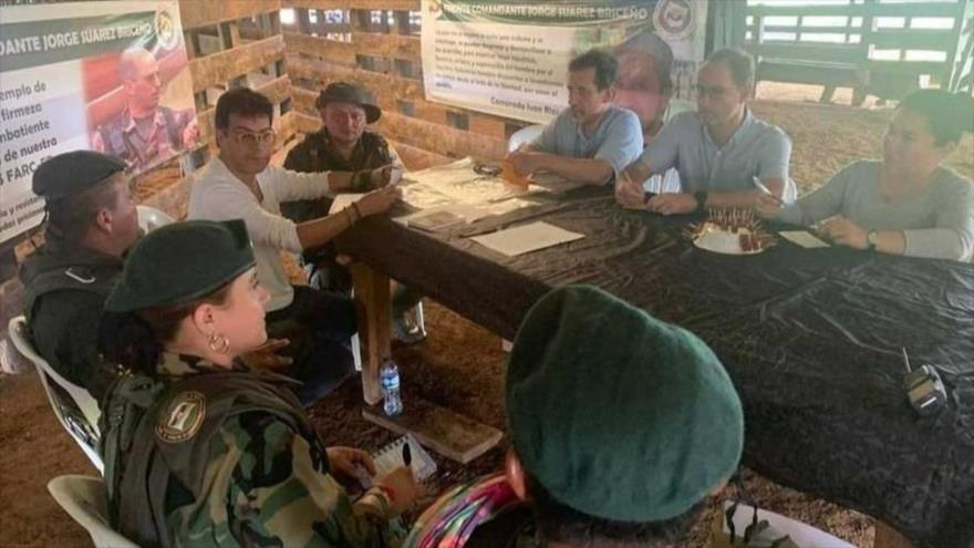 Reunión del comisionado de Paz, Danilo Rueda, con disidentes de la extinta guerrilla FARC.