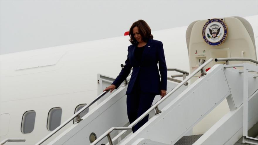 La vicepresidenta de EE.UU., Kamala Harris, arriba a la base aérea estadounidense de Osan, Corea del Sur, 29 de septiembre de 2022.
