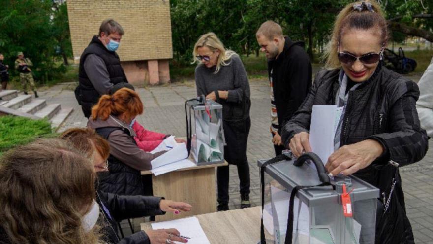 Mesa de votación durante el referendo en Mariúpol, este de Ucrania, 25 de septiembre de 2022.