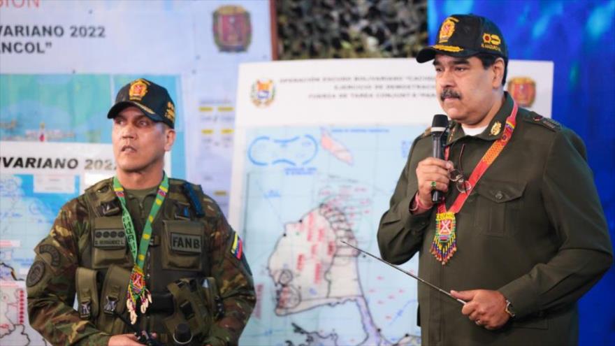 El presidente de Venezuela, Nicolás Maduro (dch.) en 17º Aniversario del Comando Estratégico Operacional de FANB, 29 de septiembre de 2022. 