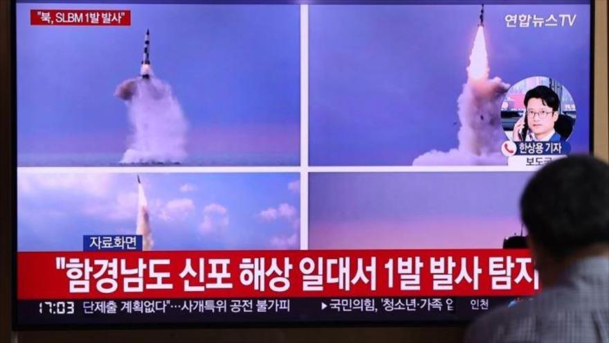 Una noticia sobre el lanzamiento de misiles balísticos de Corea del Norte se emite en una pantalla de televisión en Seúl, Corea del Sur. (Foto: YONHAP)