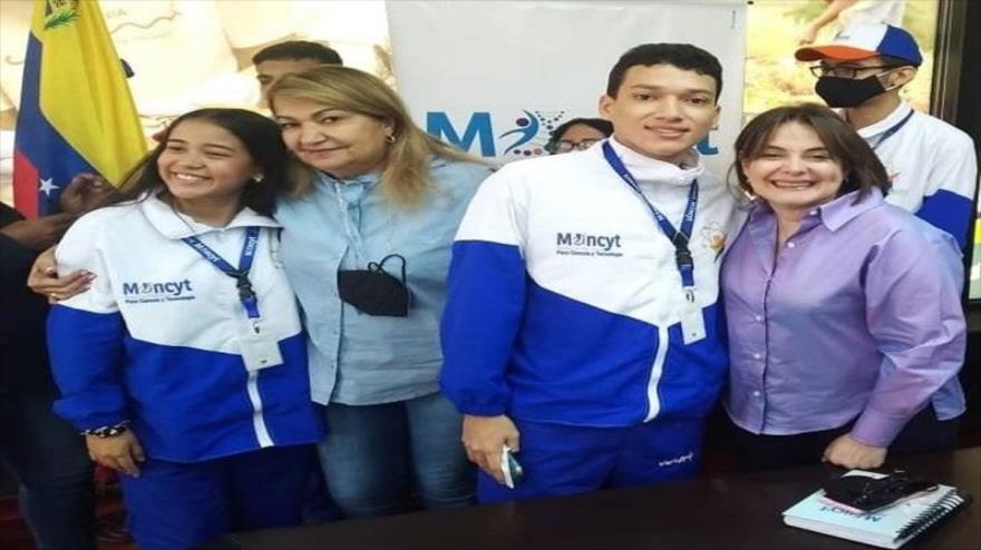 La ministra venezolana para Ciencia y Tecnología, Gabriela Jiménez-Ramírez (dcha.), reunida con los estudiantes miembros del programa nacional Semillero Científico.