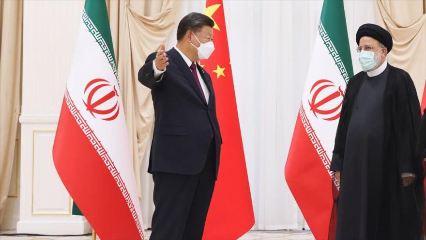 El presidente de Irán, Ebrahim Raisi, y su homólogo chino, Xi Jinping (izda.), durante una reunión en Samarcanda, Uzbekistán, 16 de septiembre de 2022.
