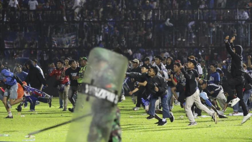 174 muertos por batalla campal en un partido de fútbol en Indonesia
