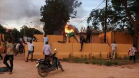 Vídeo: Manifestantes atacan la embajada de Francia en Burkina Faso