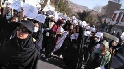 Damas afganas denuncian silencio de medios ante masacre en Kabul