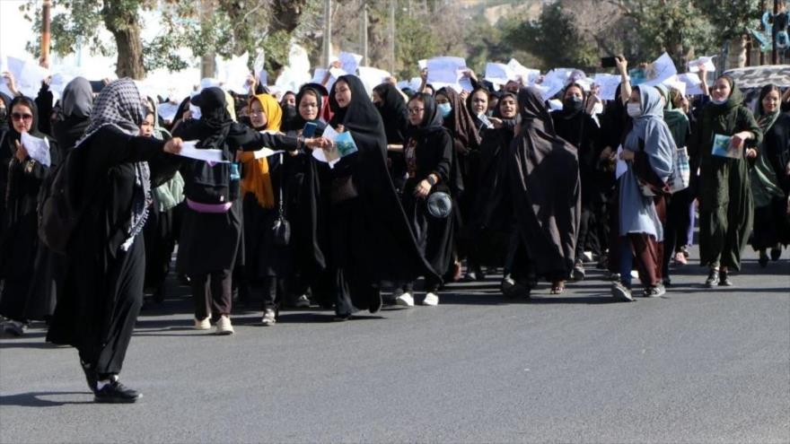 Mujeres afganas se manifiestan contra masacre de sus compatriotas, Herat, 2 de octubre de 2022. (Foto: AFP)