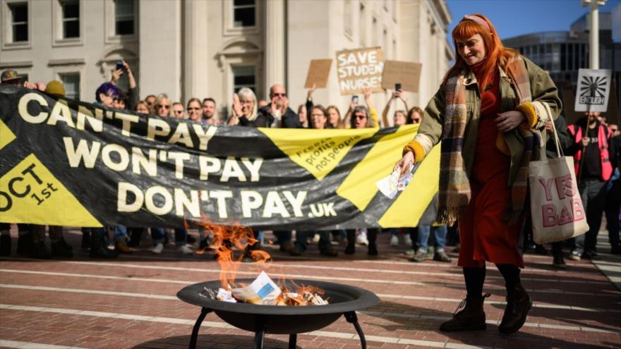 Vídeo: ante subida de precios, británicos queman facturas de energía