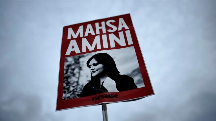 Un cartel con la foto de Mahsa Amini.