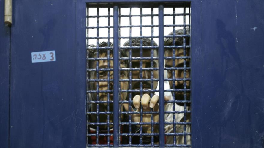 Presos palestinos en una celda en la prisión de Ketziot en el sur de Israel, 1 de octubre de 2007. (Foto: AP)