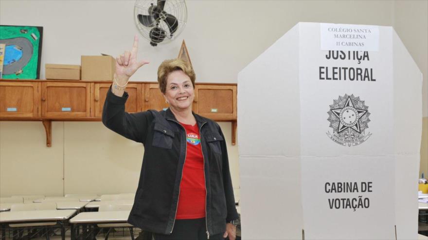 La expresidenta de Brasil Dilma Rousseff ejerce su derecho en el colegio Santa Marcelina, en el barrio Sao Luiz, en la Región de Pampulha, 2 de octubre de 2022.