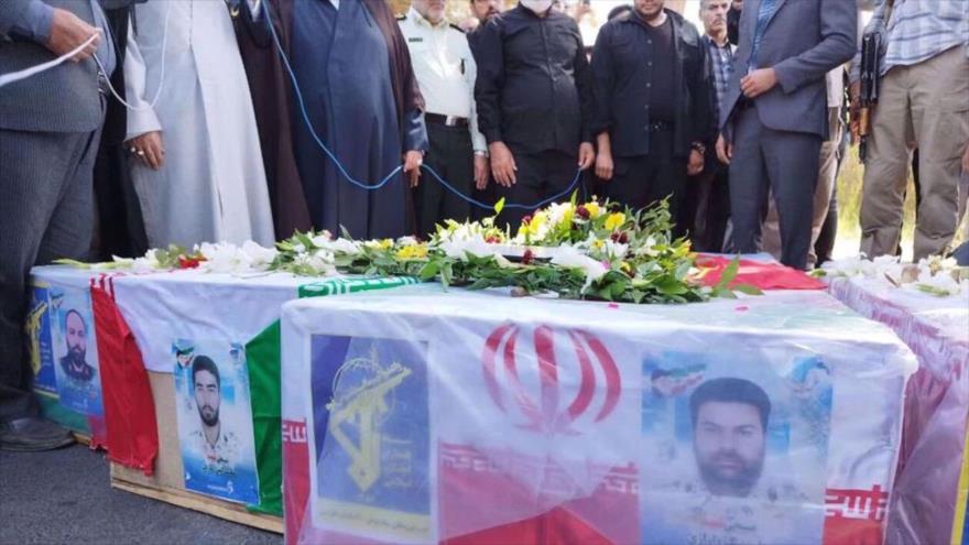 Féretros de las fuerzas de seguridad iraníes que perdieron la vida en el ataque terrorista en la ciudad suroriental de Zahedán, 2 de octubre de 2022.
