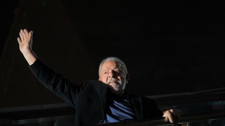 El expresidente brasileño, Lula da Silva, saluda a sus partidarios después de la primera vuelta de las elecciones de Brasil, 2 de octubre de 2022. (Foto: AFP)