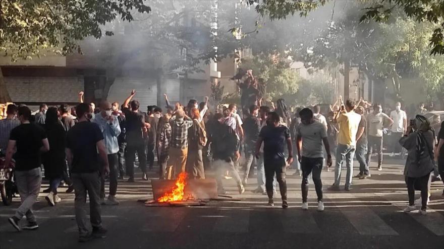 Disturbios en una calle en Teherán, capital de Irán, tras la muerte de Mahsa Amini, 1 de octubre de 2022.