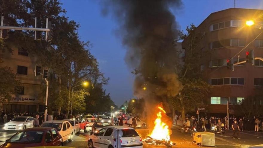 Actos vándalos durante disturbios en Irán.