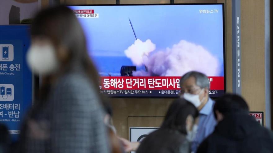 Momento del lanzamiento de un misil balístico de Corea del Norte visto en un televisor en Seúl, capital surcoreana, 1 de octubre de 2022. (Foto: AP)