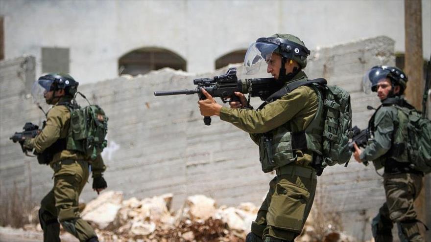 Soldados israelíes asaltan a la aldea cisjordana de Kufr Qadum, 22 de junio de 2018. 