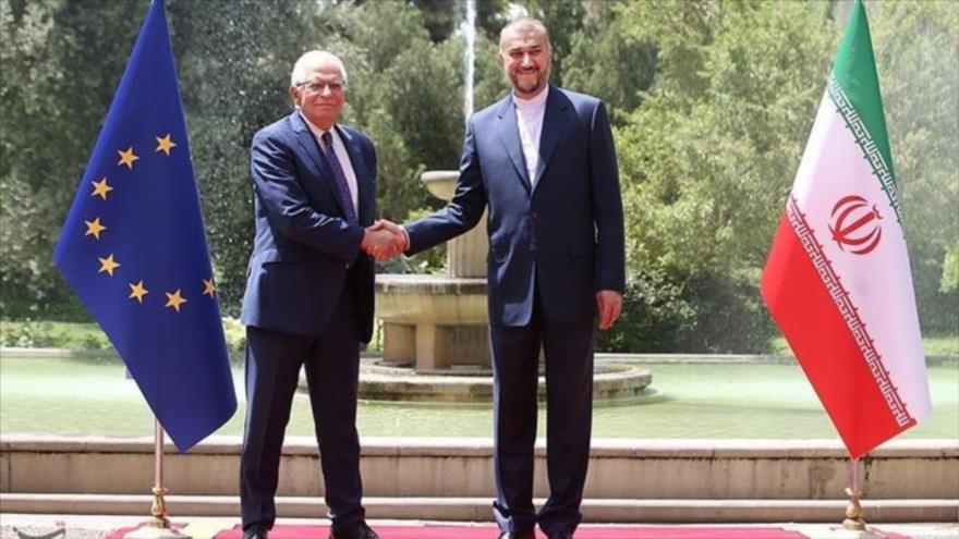 El canciller iraní, Hosein Amir Abdolahian (dcha.), recibe al jefe de la Diplomacia europea, Josep Borrell, en Teherán, capital persa, 25 de junio de 2022. (Foto: Tasnim)