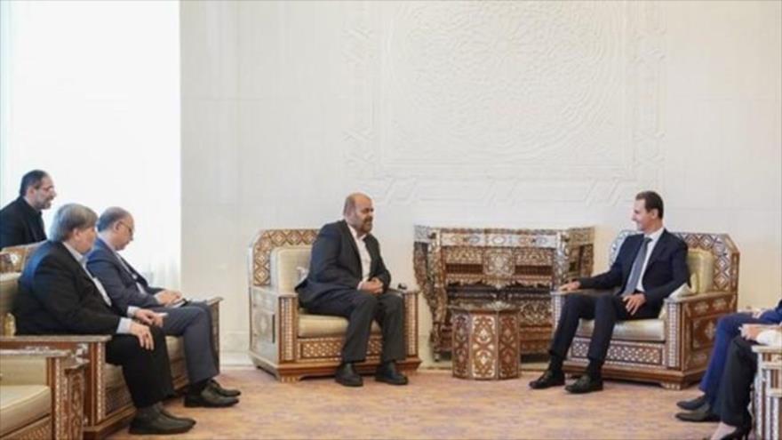 El presidente de Siria, Bashar al-Asad (dcha.), y el ministro de Carreteras y Desarrollo Urbano de Irán, Rostam Qasemi, en Damasco, 6 de octubre de 2022.