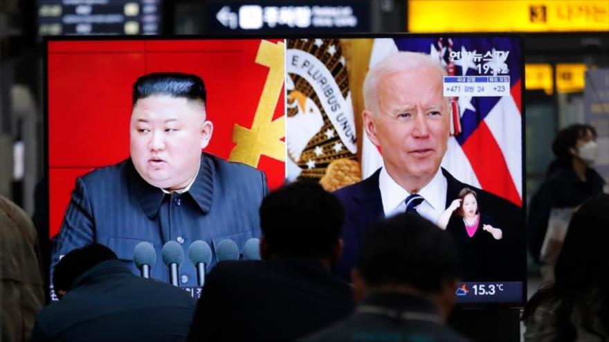 Un televisor muestra una imagen del líder norcoreano, Kim Jong-un, y el presidente de EE.UU. Joe Biden, en la estación de tren en Seúl, 26 de marzo de 2021.