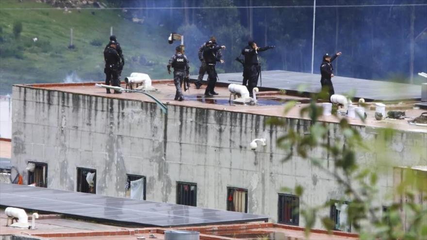 Policías toman posiciones en el techo de la prisión de Turi después de un motín, Cuenca, 3 de abril de 2022.