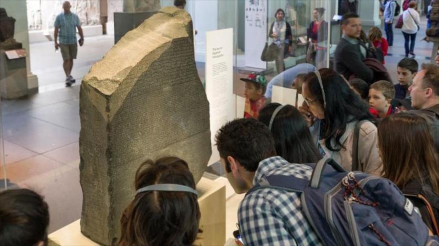 La emblemática piedra de Rosetta, expuesta en el Museo Británico (British Museum).
