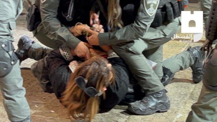 Vídeo: Soldados israelíes golpean brutalmente a una mujer en Al-Quds