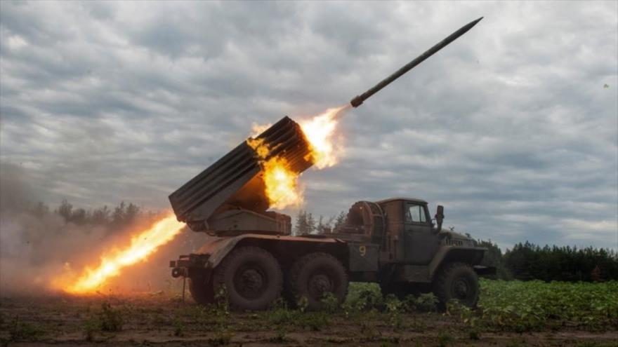 Militares ucranianos disparan con un sistema de cohetes de lanzamiento múltiple BM21 Grad en Járkov, 2 de agosto de 2022. (Foto: Reuters)