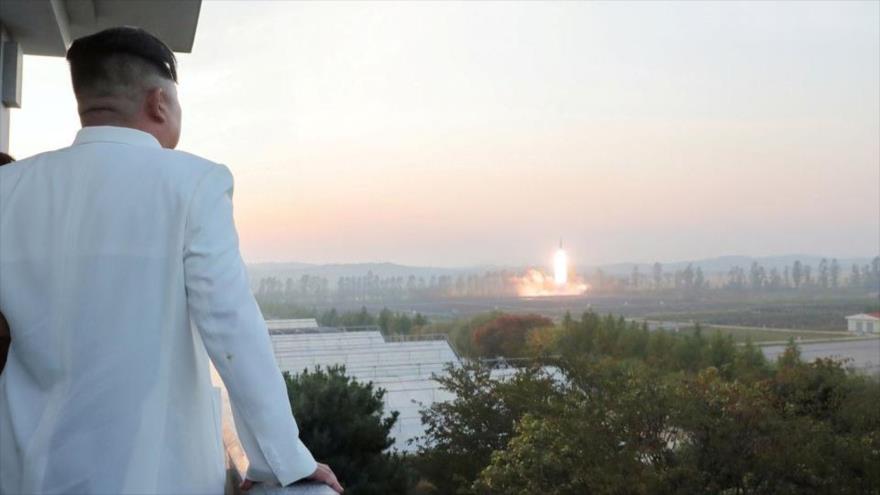 El líder de Corea del Norte, Kim Jong Un, supervisa el lanzamiento de un misil, Corea del Norte, 9 de octubre de 2022. (Foto: Reuters)