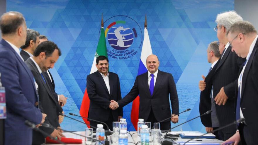 Vicepresidente primero iraní, Mohamad Mojber (izda.), y el primer ministro ruso, Mijaíl Mishustin, II Foro Económico del Caspio, 6 de octubre de 2022.