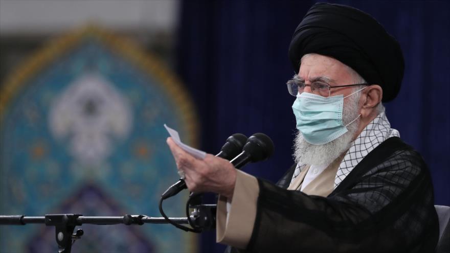 Líder de la Revolución Islámica de Irán, el ayatolá Seyed Ali Jamenei, en una reunión con participantes del congreso en memoria de atletas martires, Teherán, 11 de septiembre de 2022. (Foto: Khamenei.ir)